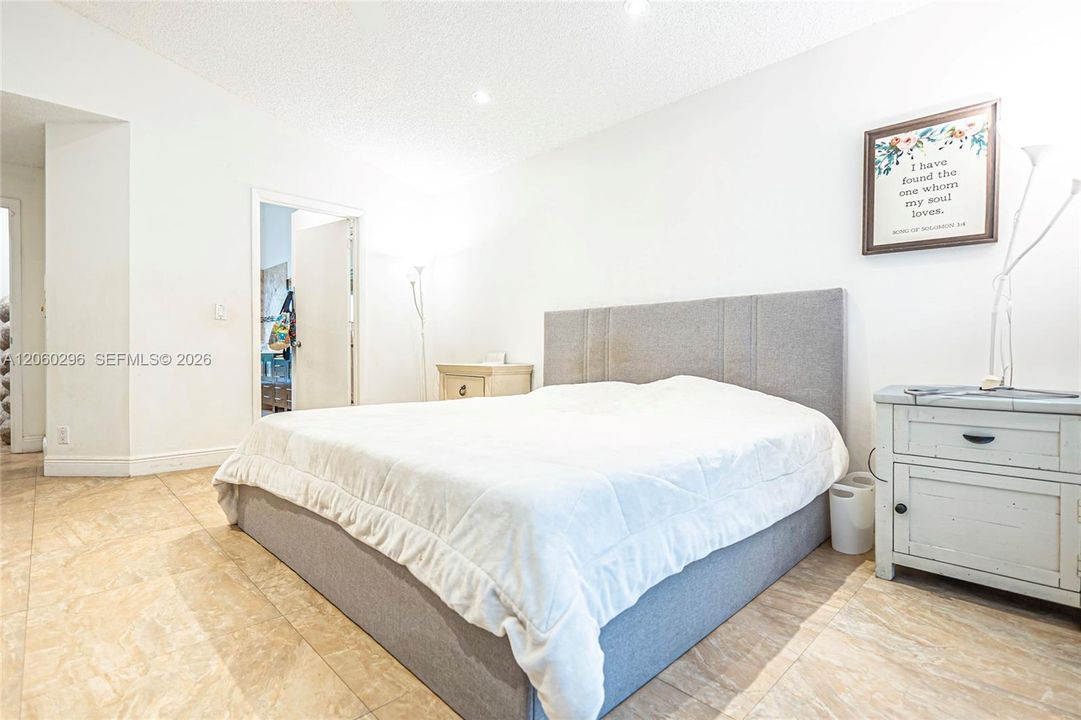 En Venta: $780,000 (4 camas, 2 baños, 1927 Pies cuadrados)