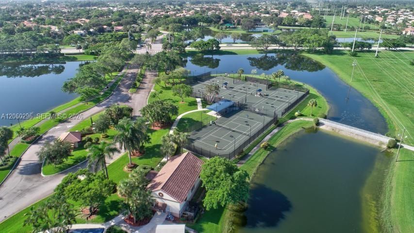 En Venta: $780,000 (4 camas, 2 baños, 1927 Pies cuadrados)