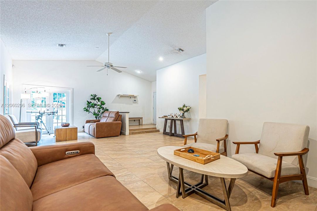 En Venta: $780,000 (4 camas, 2 baños, 1927 Pies cuadrados)