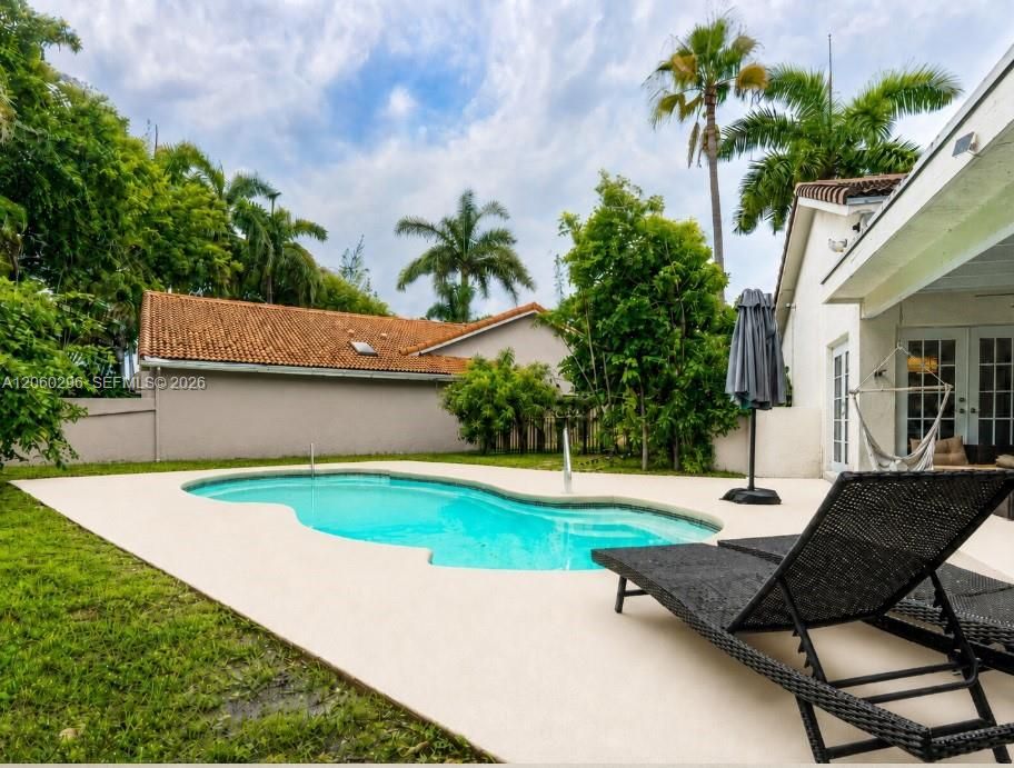 En Venta: $780,000 (4 camas, 2 baños, 1927 Pies cuadrados)