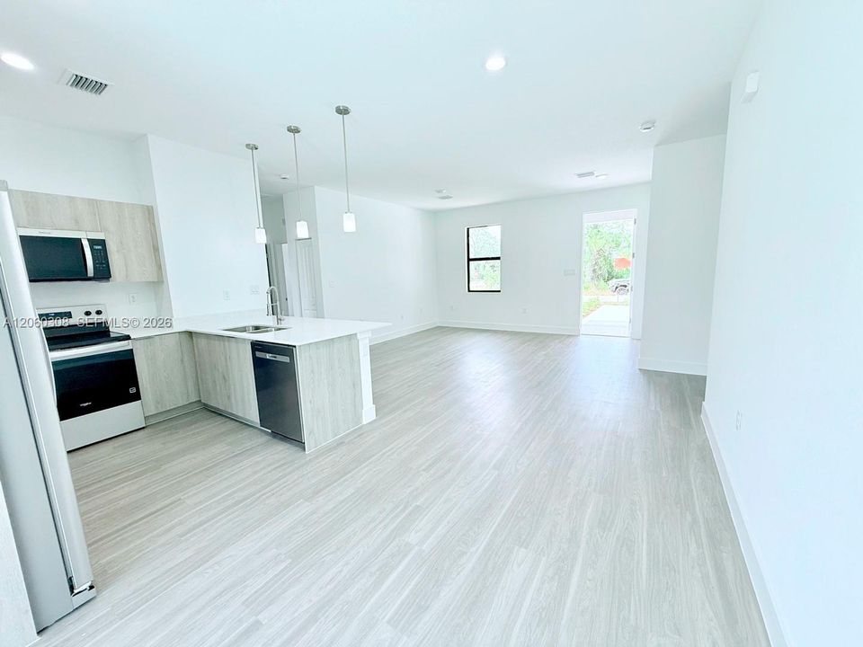 В аренду: $1,900 (3 спален, 2 ванн, 1292 Квадратных фут)