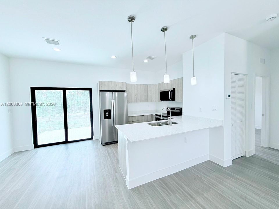 В аренду: $1,900 (3 спален, 2 ванн, 1292 Квадратных фут)