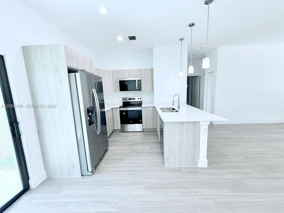 В аренду: $1,900 (3 спален, 2 ванн, 1292 Квадратных фут)