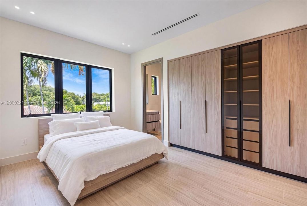 For Sale: $5,600,000 (5 beds, 6 baths, 4699 Square Feet)