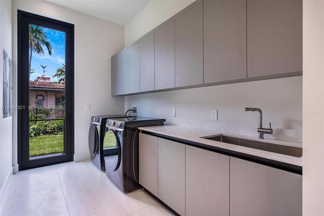 For Sale: $5,600,000 (5 beds, 6 baths, 4699 Square Feet)
