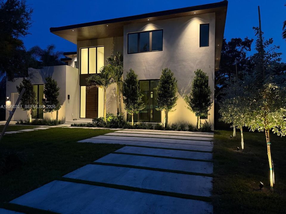 For Sale: $5,600,000 (5 beds, 6 baths, 4699 Square Feet)