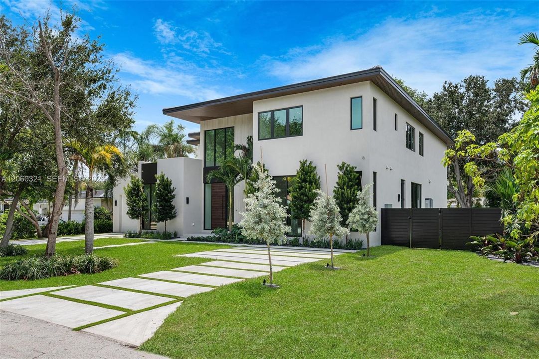 For Sale: $5,600,000 (5 beds, 6 baths, 4699 Square Feet)