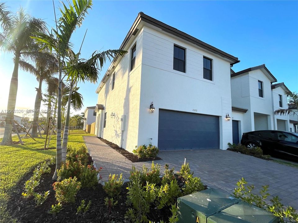 For Rent: $3,000 (3 beds, 2 baths, 1812 Square Feet)