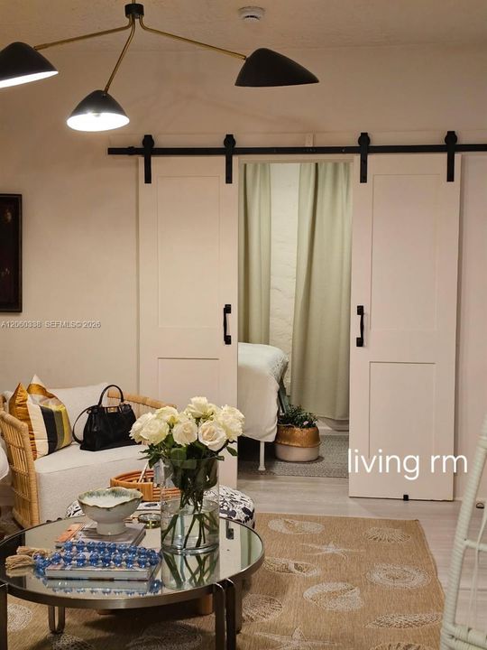 For Rent: $3,400 (2 beds, 1 baths, 960 Square Feet)
