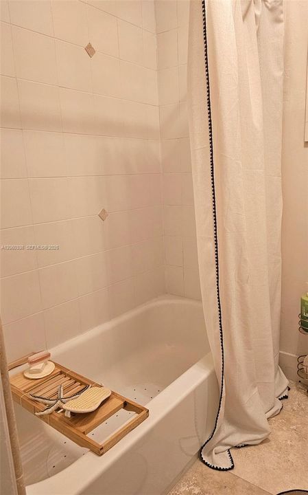 For Rent: $3,400 (2 beds, 1 baths, 960 Square Feet)