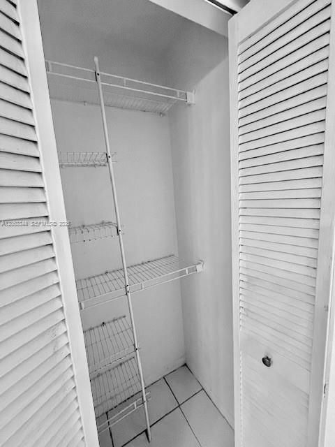 For Sale: $155,000 (1 beds, 1 baths, 658 Square Feet)