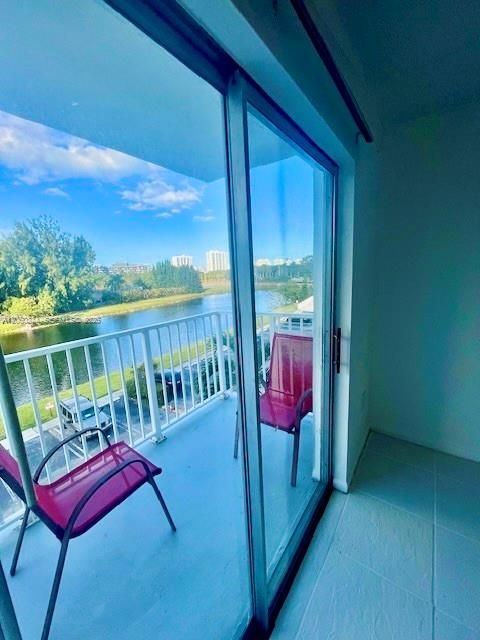 For Sale: $155,000 (1 beds, 1 baths, 658 Square Feet)
