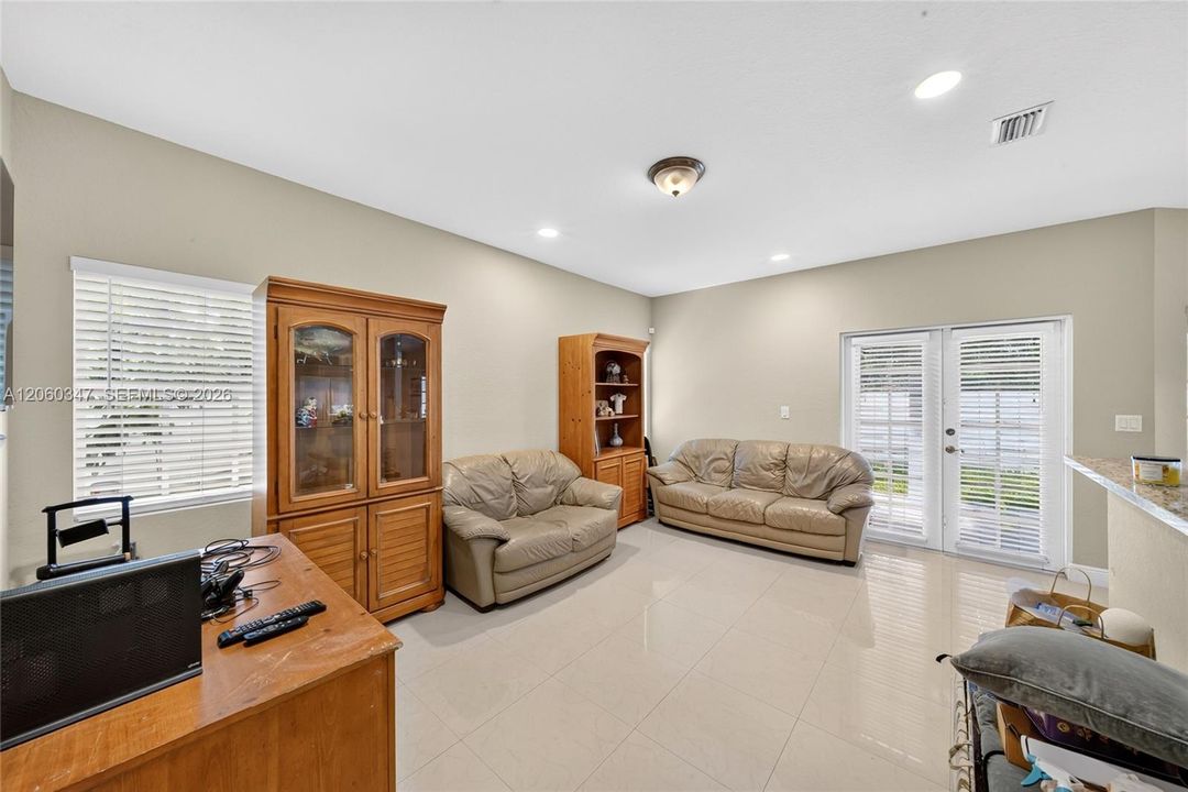 En Venta: $719,000 (4 camas, 3 baños, 2120 Pies cuadrados)