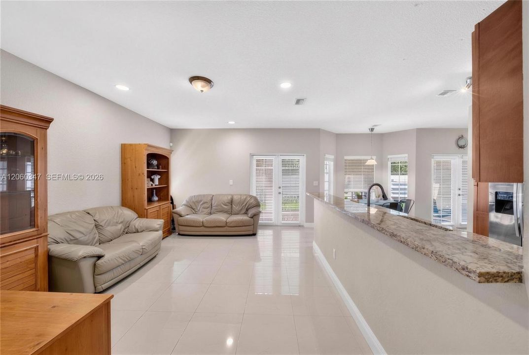 En Venta: $719,000 (4 camas, 3 baños, 2120 Pies cuadrados)