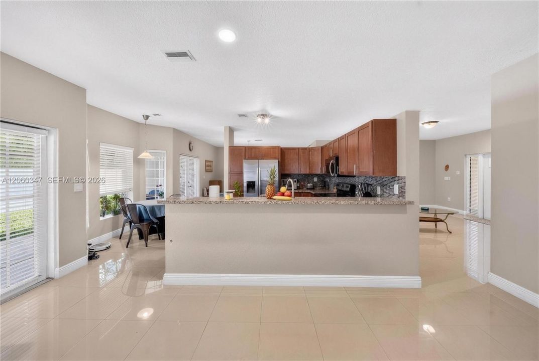 En Venta: $719,000 (4 camas, 3 baños, 2120 Pies cuadrados)