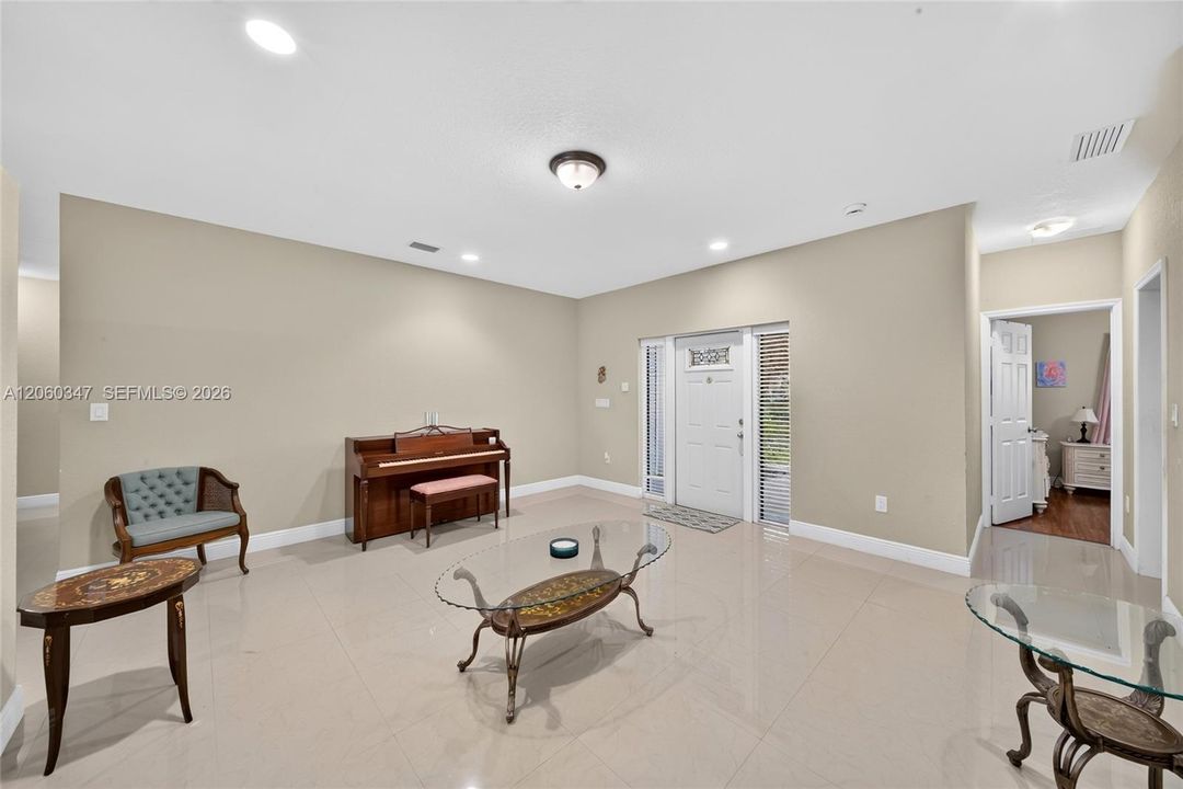 En Venta: $719,000 (4 camas, 3 baños, 2120 Pies cuadrados)