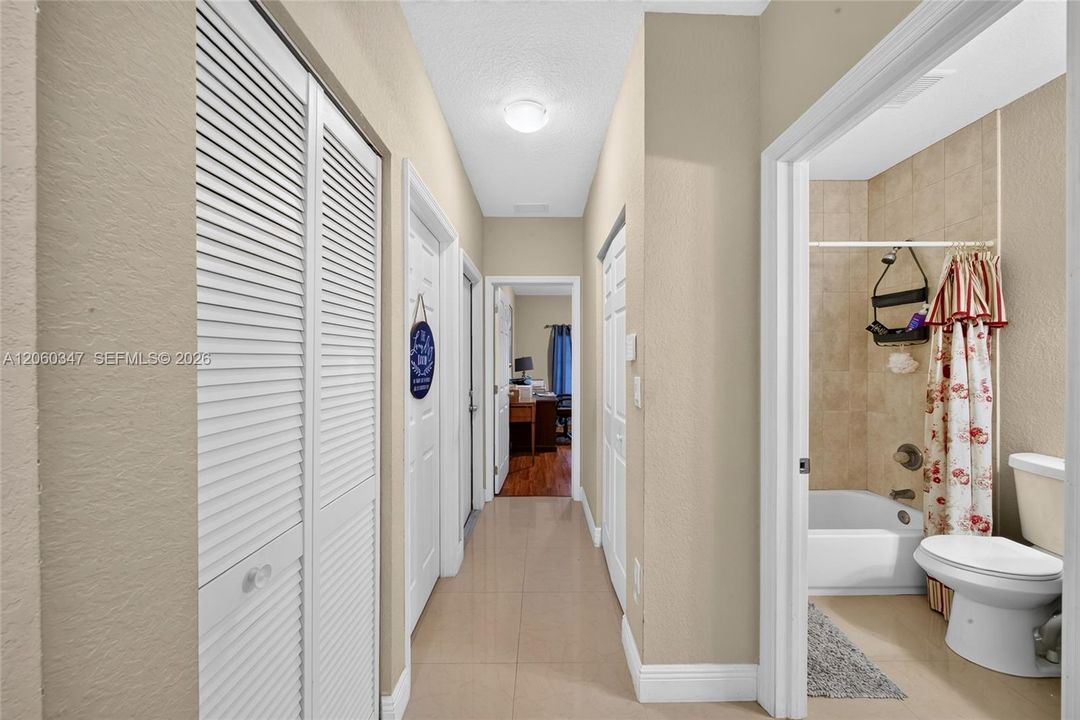 En Venta: $719,000 (4 camas, 3 baños, 2120 Pies cuadrados)