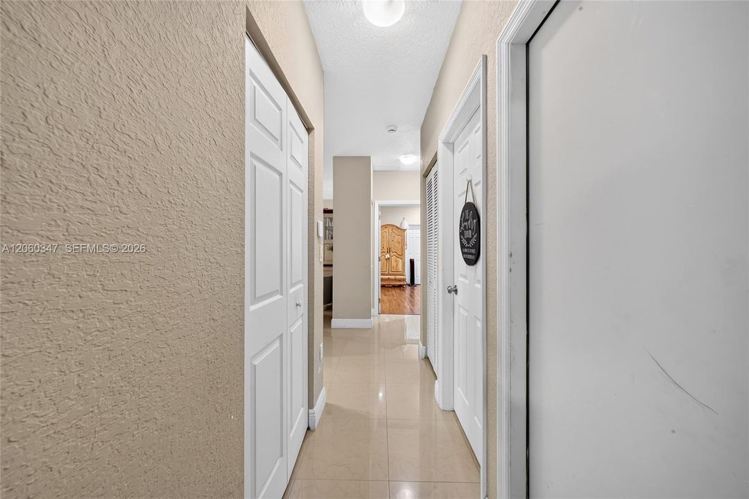 En Venta: $719,000 (4 camas, 3 baños, 2120 Pies cuadrados)