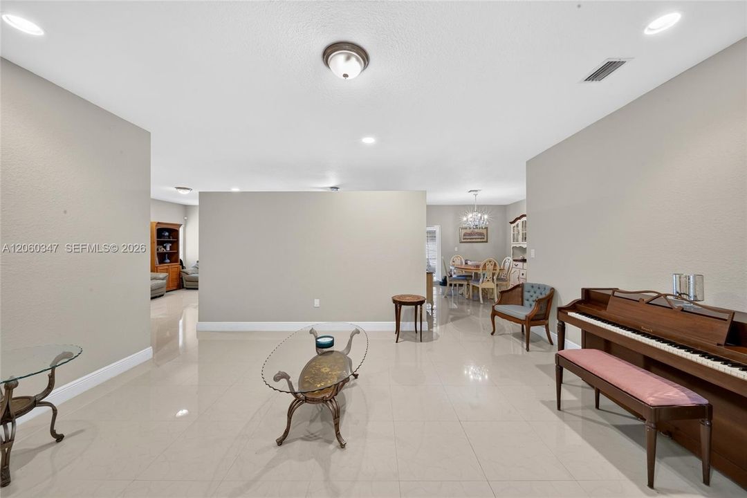 En Venta: $719,000 (4 camas, 3 baños, 2120 Pies cuadrados)
