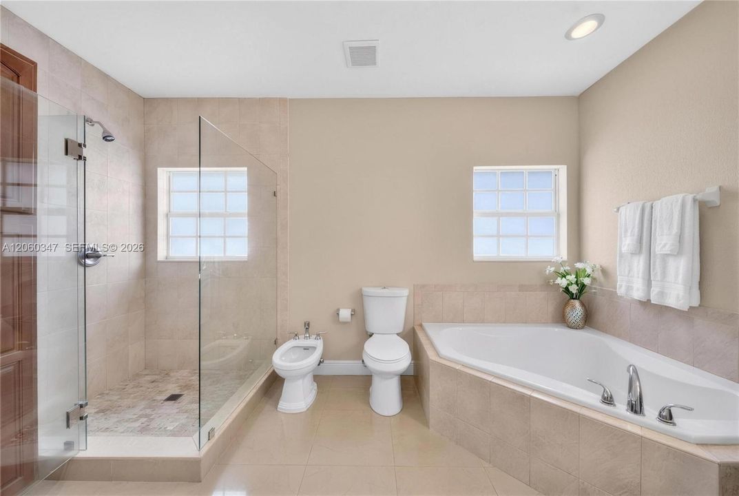 En Venta: $719,000 (4 camas, 3 baños, 2120 Pies cuadrados)