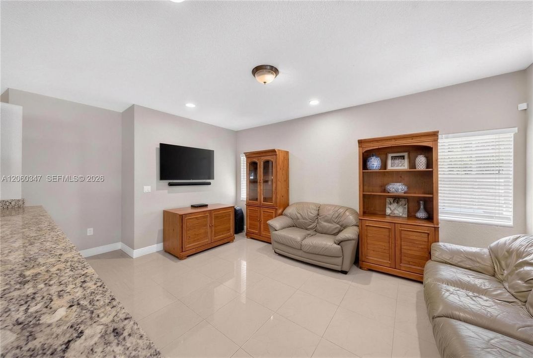 En Venta: $719,000 (4 camas, 3 baños, 2120 Pies cuadrados)