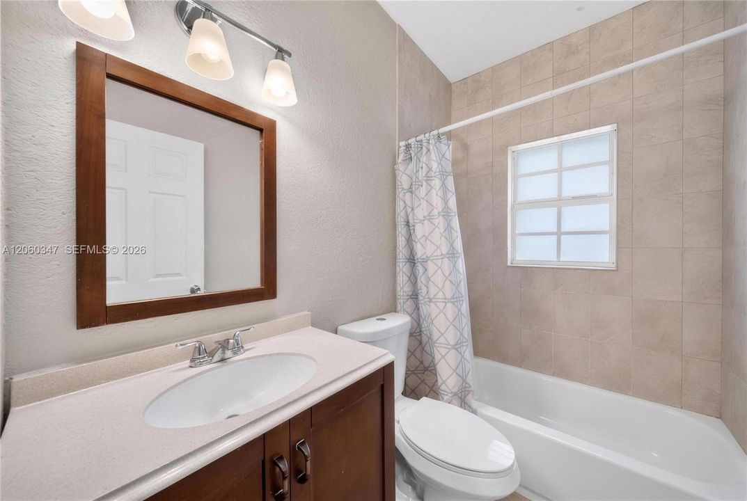 En Venta: $719,000 (4 camas, 3 baños, 2120 Pies cuadrados)