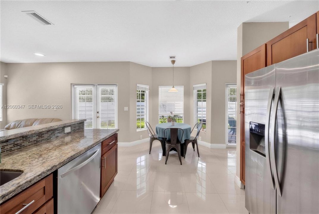 En Venta: $719,000 (4 camas, 3 baños, 2120 Pies cuadrados)