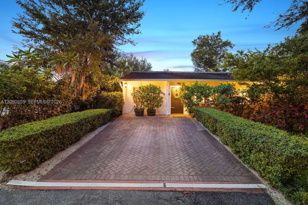 For Sale: $1,050,000 (3 beds, 2 baths, 1394 Square Feet)