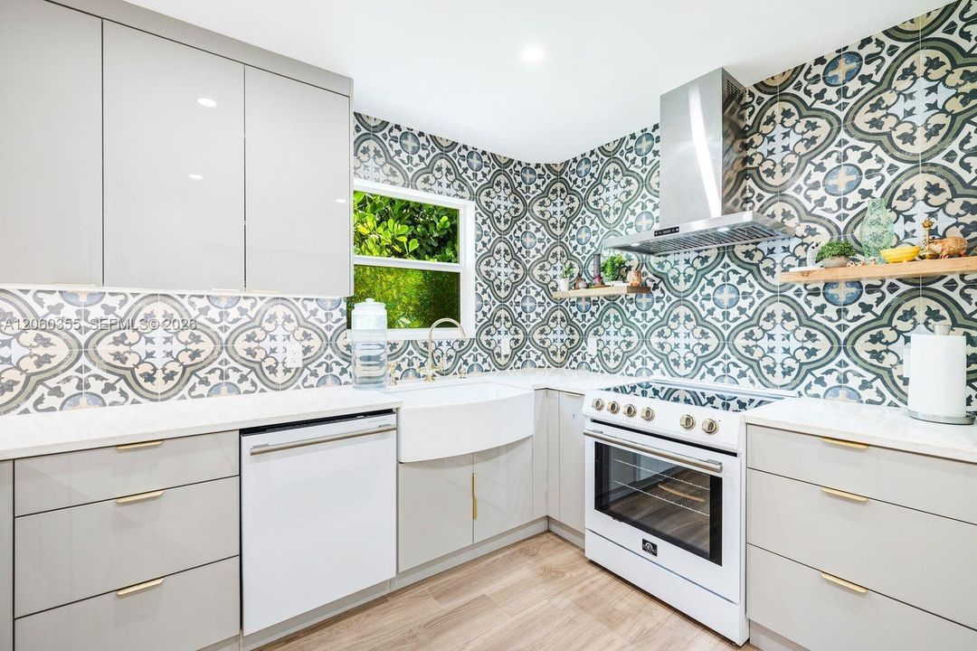 For Sale: $1,050,000 (3 beds, 2 baths, 1394 Square Feet)