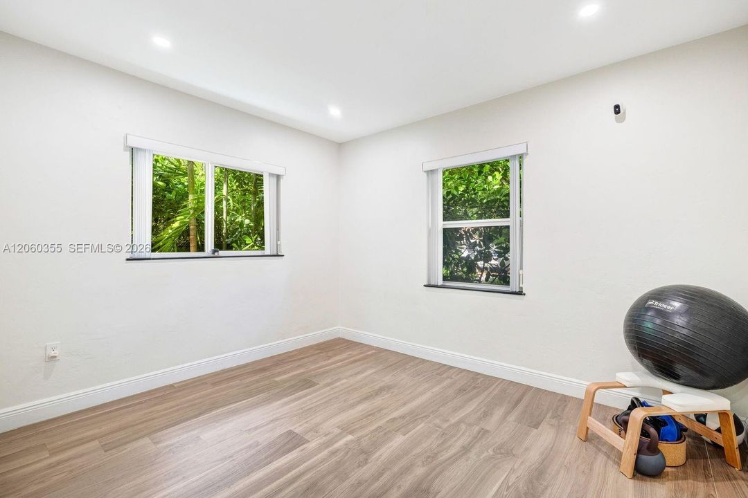 For Sale: $1,050,000 (3 beds, 2 baths, 1394 Square Feet)