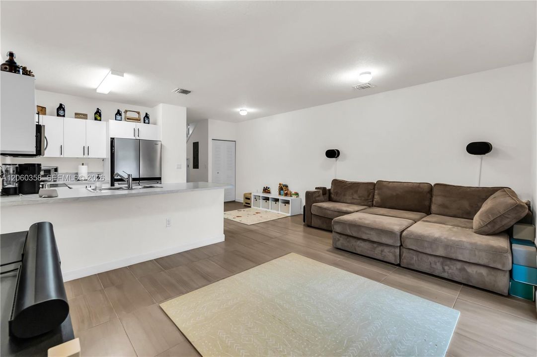 На продажу: $365,000 (3 спален, 3 ванн, 1440 Квадратных фут)