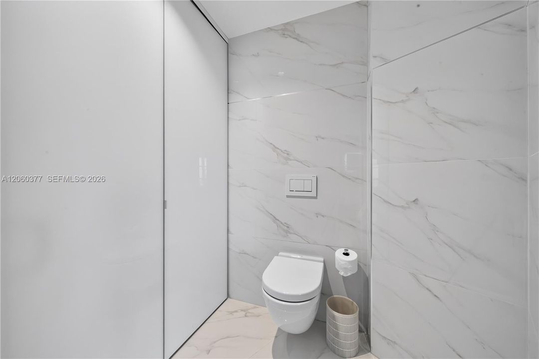 На продажу: $3,500,000 (2 спален, 2 ванн, 2040 Квадратных фут)