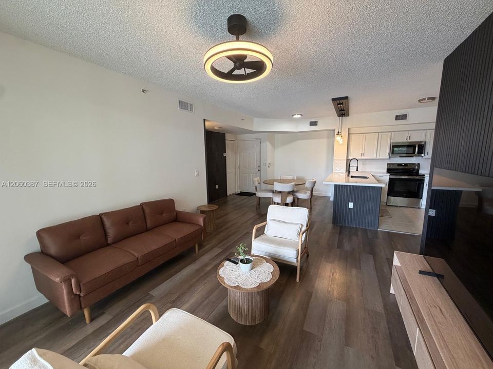 В аренду: $2,400 (2 спален, 2 ванн, 977 Квадратных фут)