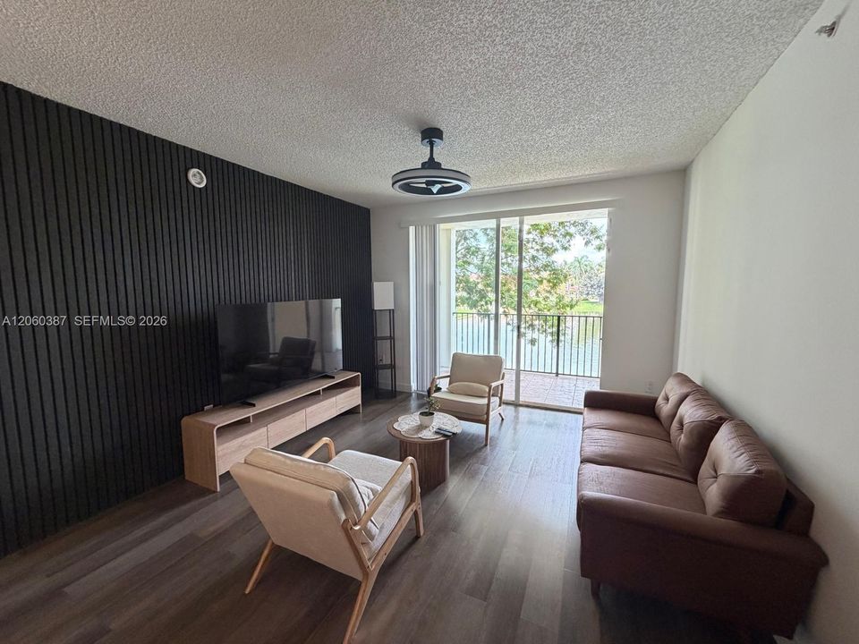 В аренду: $2,400 (2 спален, 2 ванн, 977 Квадратных фут)