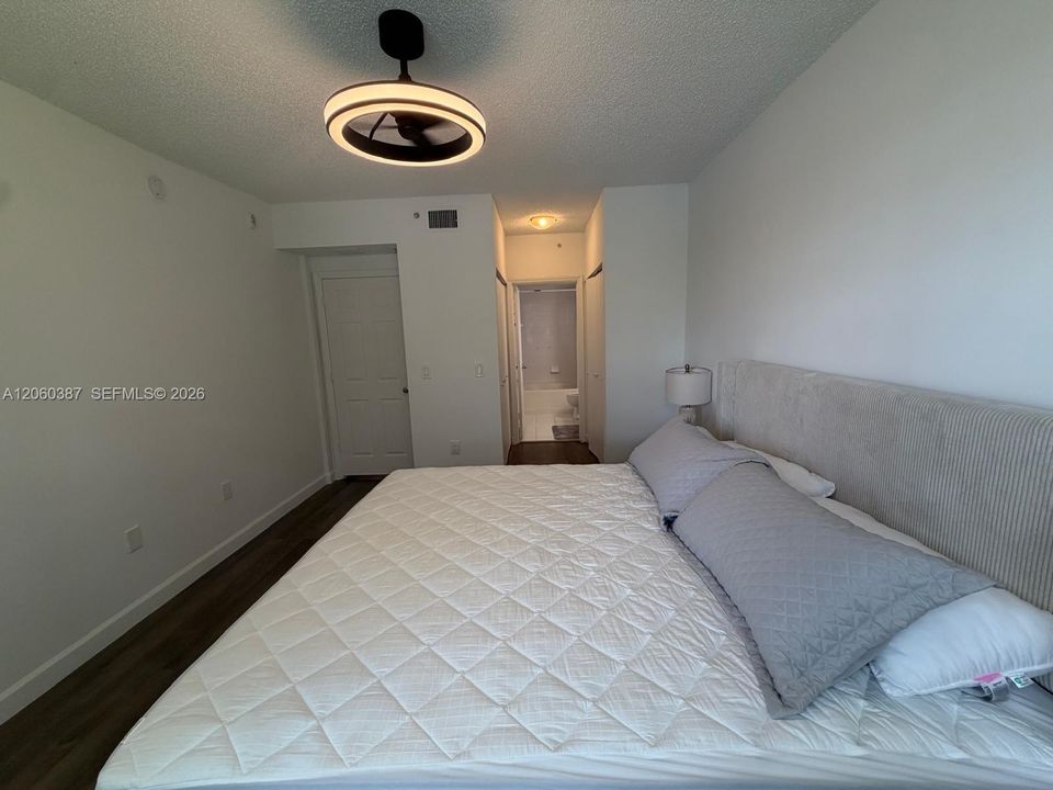 В аренду: $2,400 (2 спален, 2 ванн, 977 Квадратных фут)