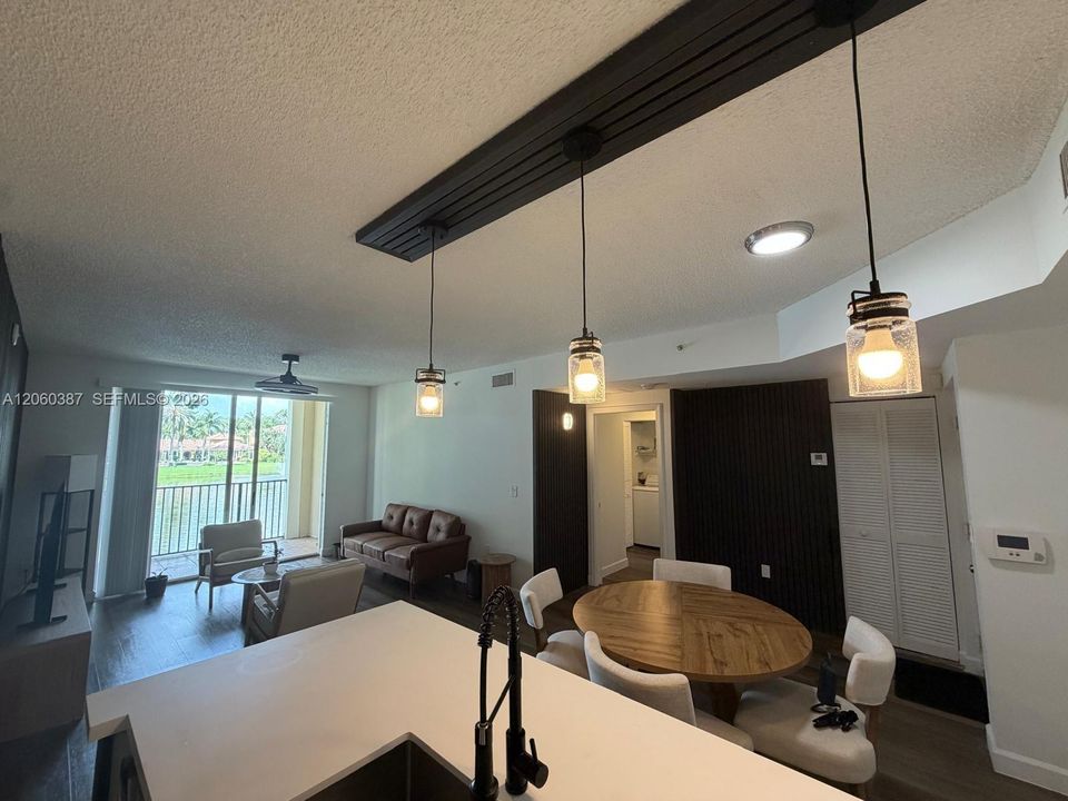 В аренду: $2,400 (2 спален, 2 ванн, 977 Квадратных фут)