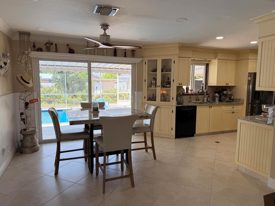Kitchen & Dining