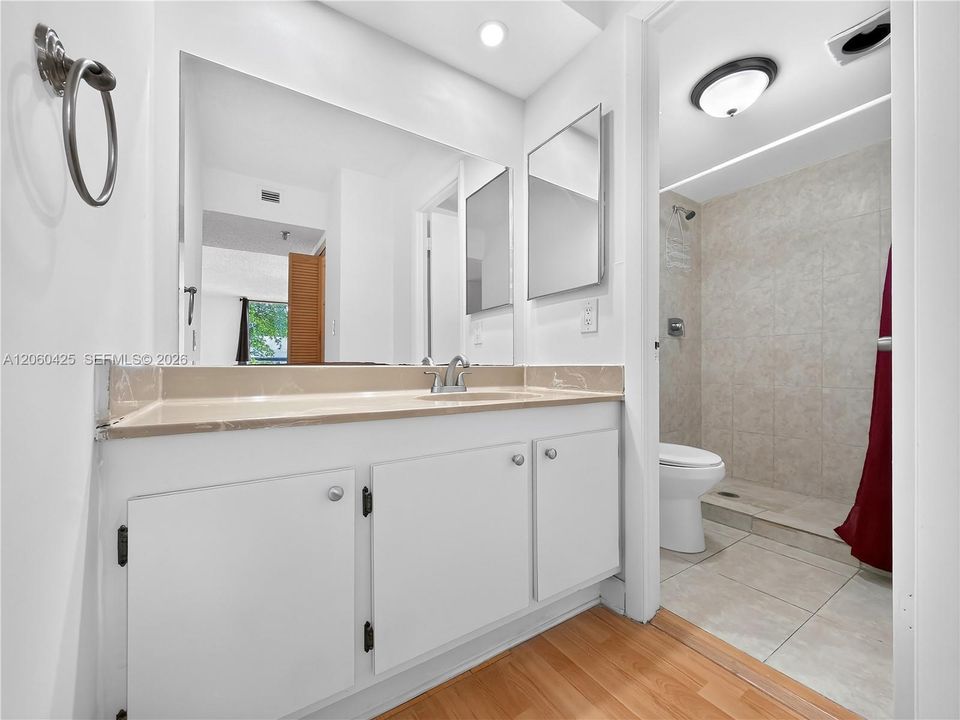 В аренду: $2,200 (2 спален, 2 ванн, 1213 Квадратных фут)