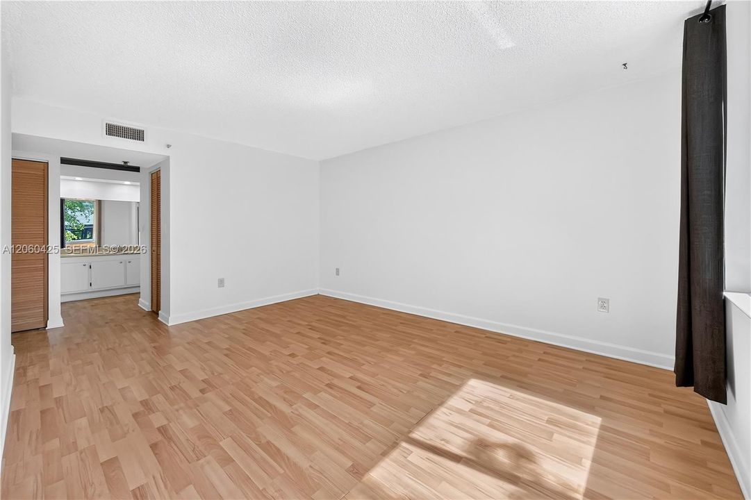 В аренду: $2,200 (2 спален, 2 ванн, 1213 Квадратных фут)