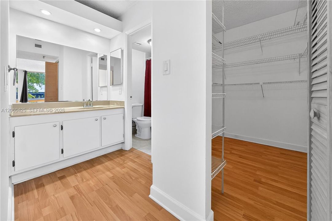 В аренду: $2,200 (2 спален, 2 ванн, 1213 Квадратных фут)