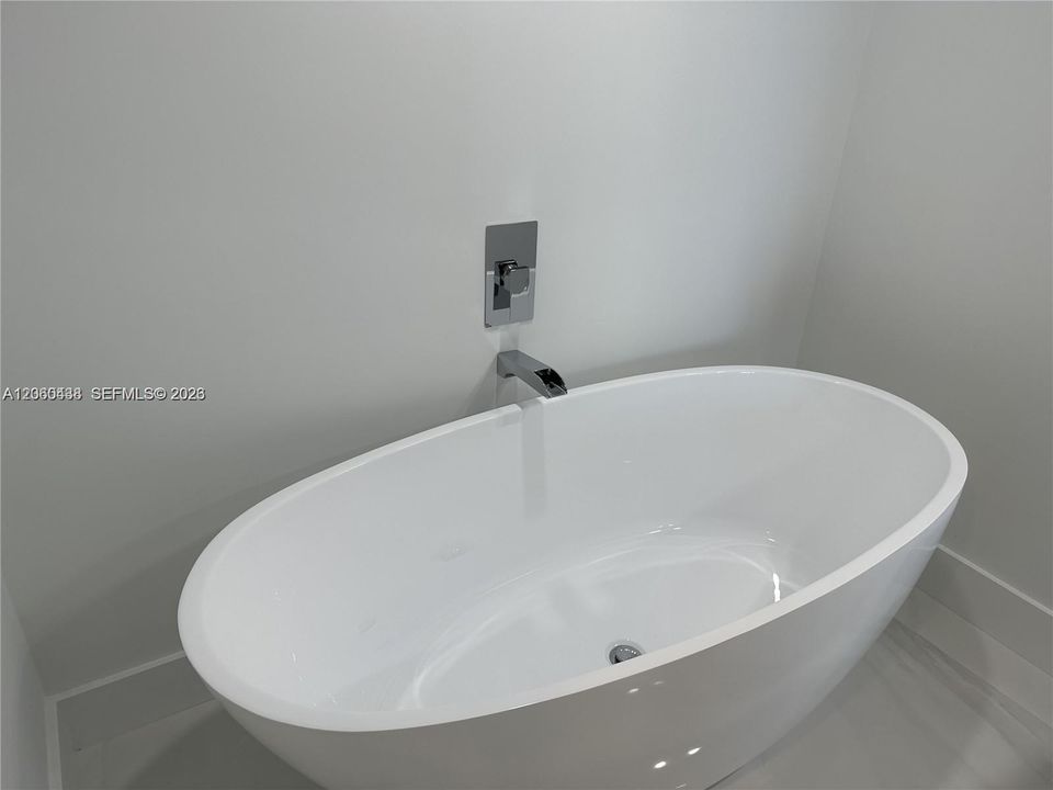 For Rent: $4,900 (2 beds, 2 baths, 1365 Square Feet)