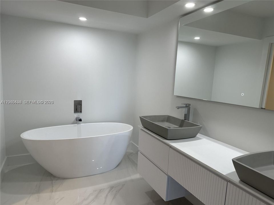 For Rent: $4,900 (2 beds, 2 baths, 1365 Square Feet)