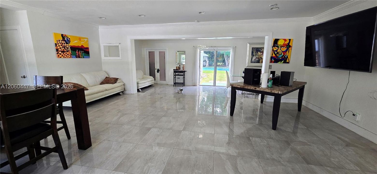 En Venta: $1,350,000 (5 camas, 4 baños, 2800 Pies cuadrados)