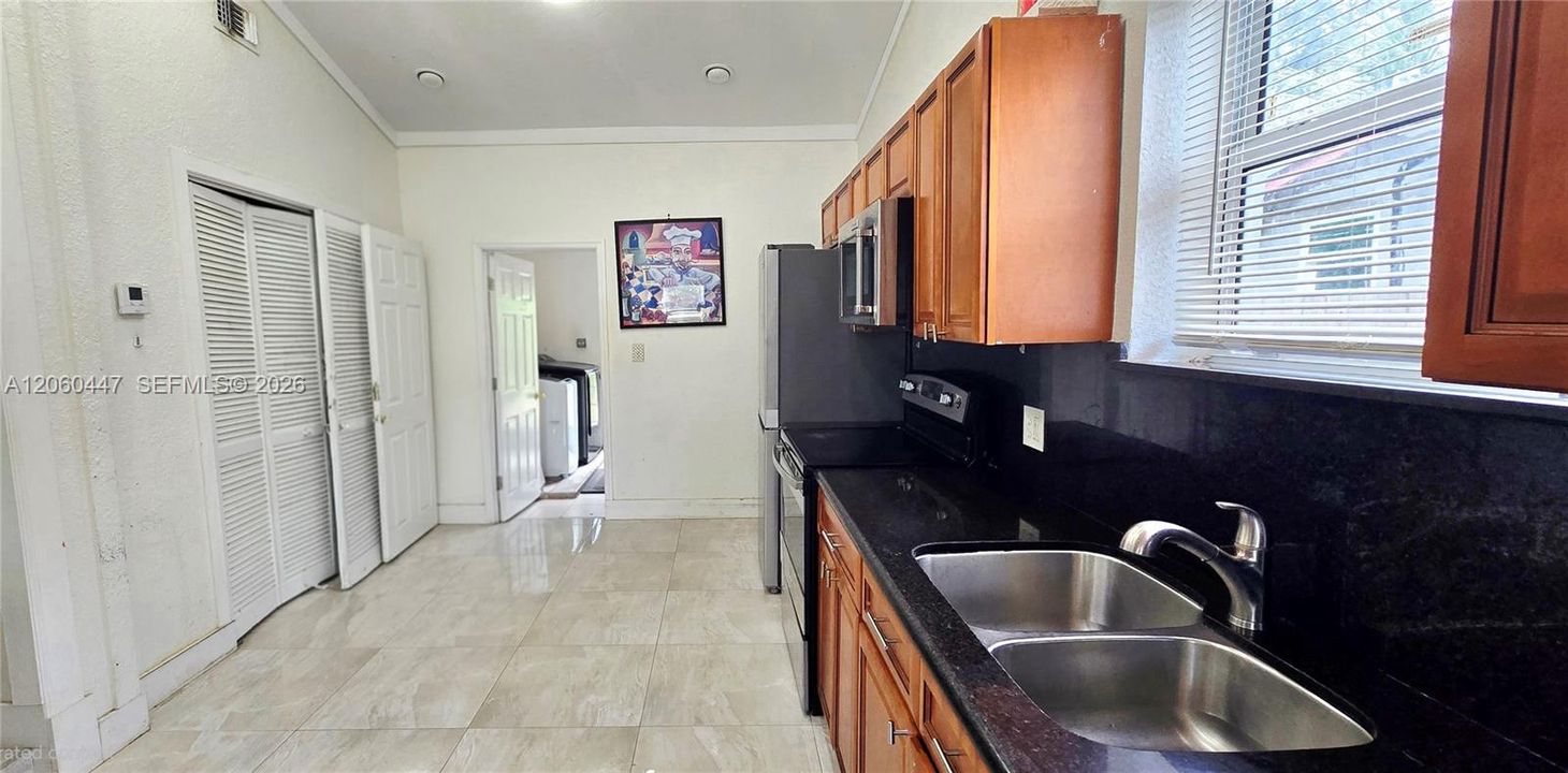 En Venta: $1,350,000 (5 camas, 4 baños, 2800 Pies cuadrados)