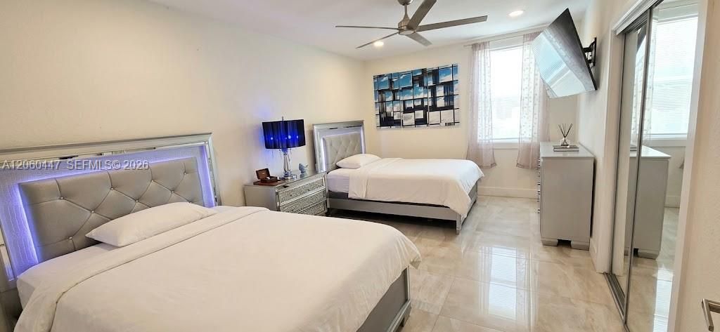 En Venta: $1,350,000 (5 camas, 4 baños, 2800 Pies cuadrados)