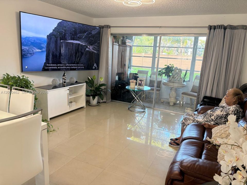 На продажу: $118,900 (1 спален, 1 ванн, 730 Квадратных фут)