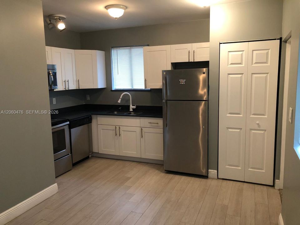 For Rent: $2,600 (2 beds, 2 baths, 1929 Square Feet)