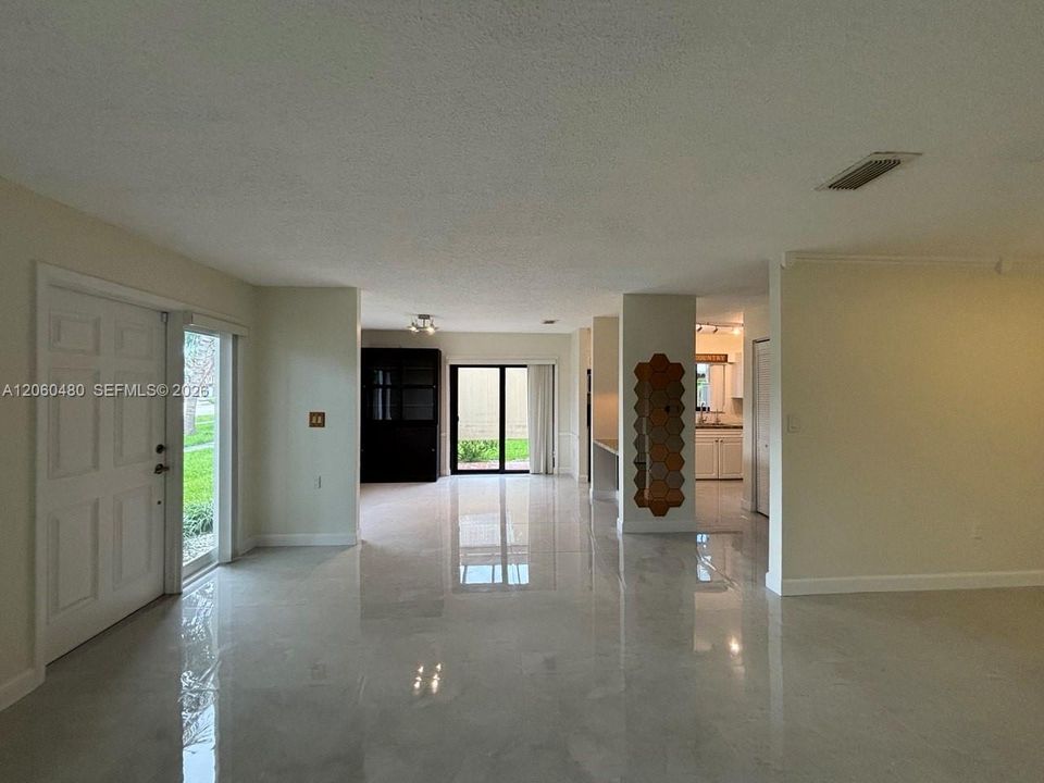 出租: $2,700 (2 贝兹, 2 浴室, 1250 平方英尺)