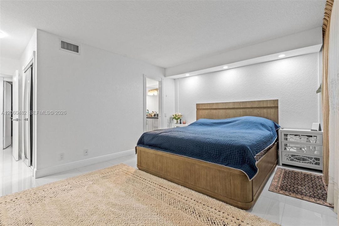 En Venta: $329,000 (2 camas, 2 baños, 1092 Pies cuadrados)