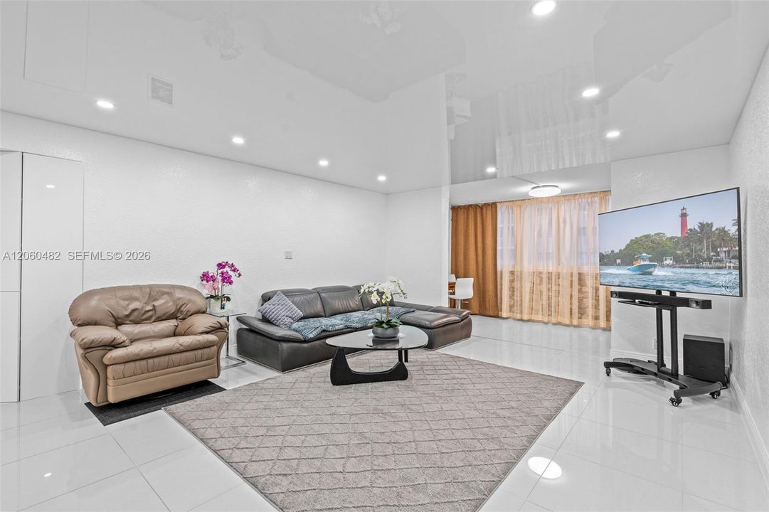 En Venta: $329,000 (2 camas, 2 baños, 1092 Pies cuadrados)